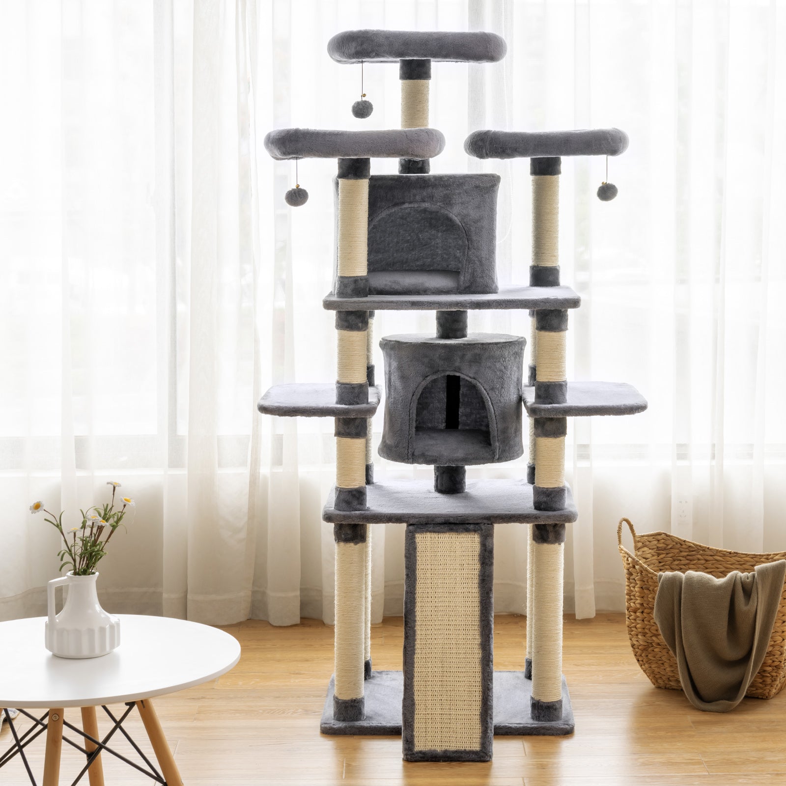 Mehrstöckiger Kratzbaum mit gemütlichen Sitzstangen